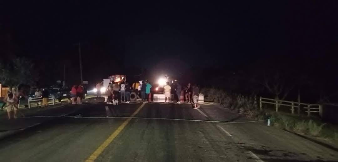 En Tecolutla Familias bloquean carretera federal, buscan apoyo de la policía ministeria Piden encontrar a Karla de 21 años.