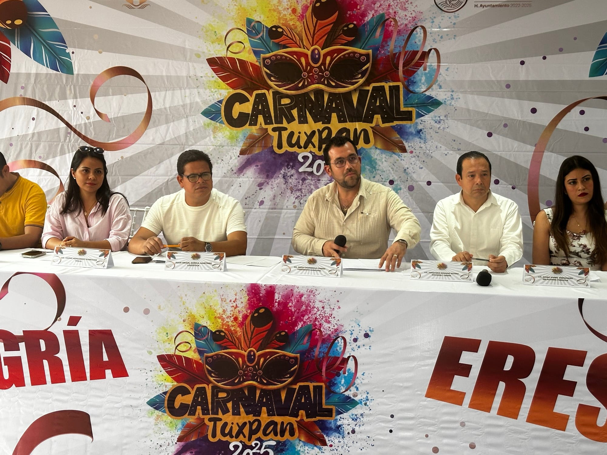 Aspirantes a la Corte Real y Comparsas listos para el Carnaval.
