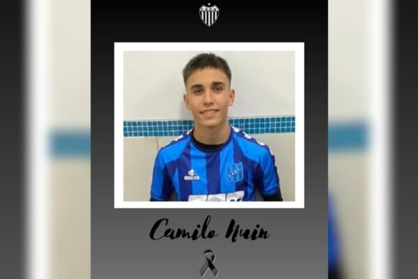 Futbolista de 18 años muere durante una operación de rodilla