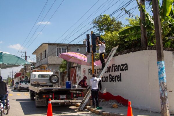 MODERNIZACIÓN VIAL: ÁLAMO TEMAPACHE ESTRENA SEMÁFOROS LED Y NUEVA SEÑALÉTICA