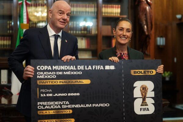 Infantino da a Sheinbaum réplica gigante de entrada al partido inaugural del Mundial 2026