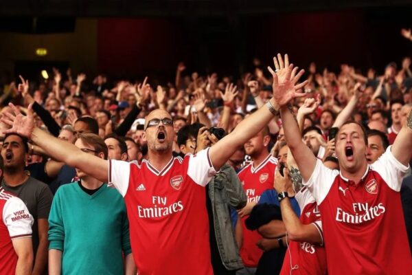 Arsenal sanciona a 17 aficionados por ‘comportamiento abusivo y discriminatorio’