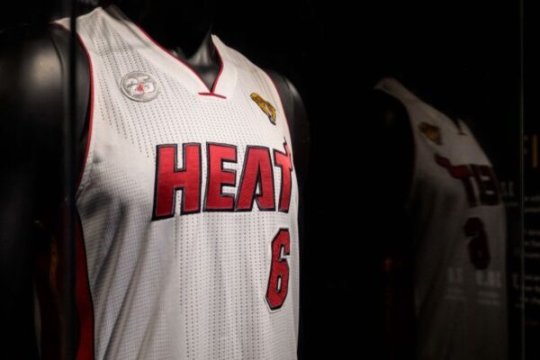 NBA: Ex empleado de Heat se declara culpable por robar 400 camisetas
