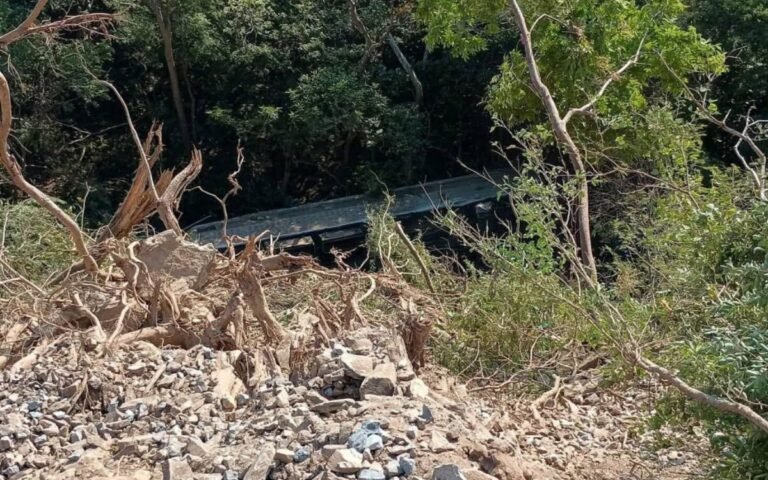 fgr-entrega-cuerpos-fallecidos-descarrilamiento-tren-interoceanico-oaxaca-31122025.jpg