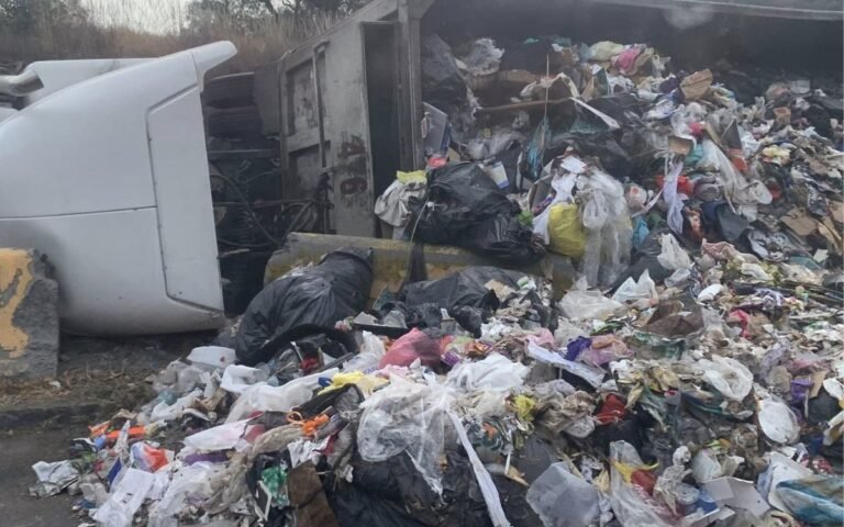 vuelca-camion-basura-nicolas-romero.jpg