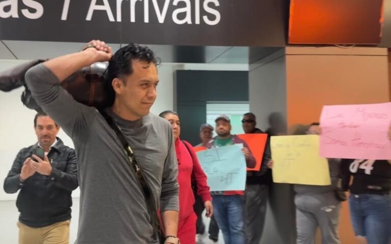 marx-arriaga-protesta-chihuahua-aeropuerto-libros-texto-18022026.jpg