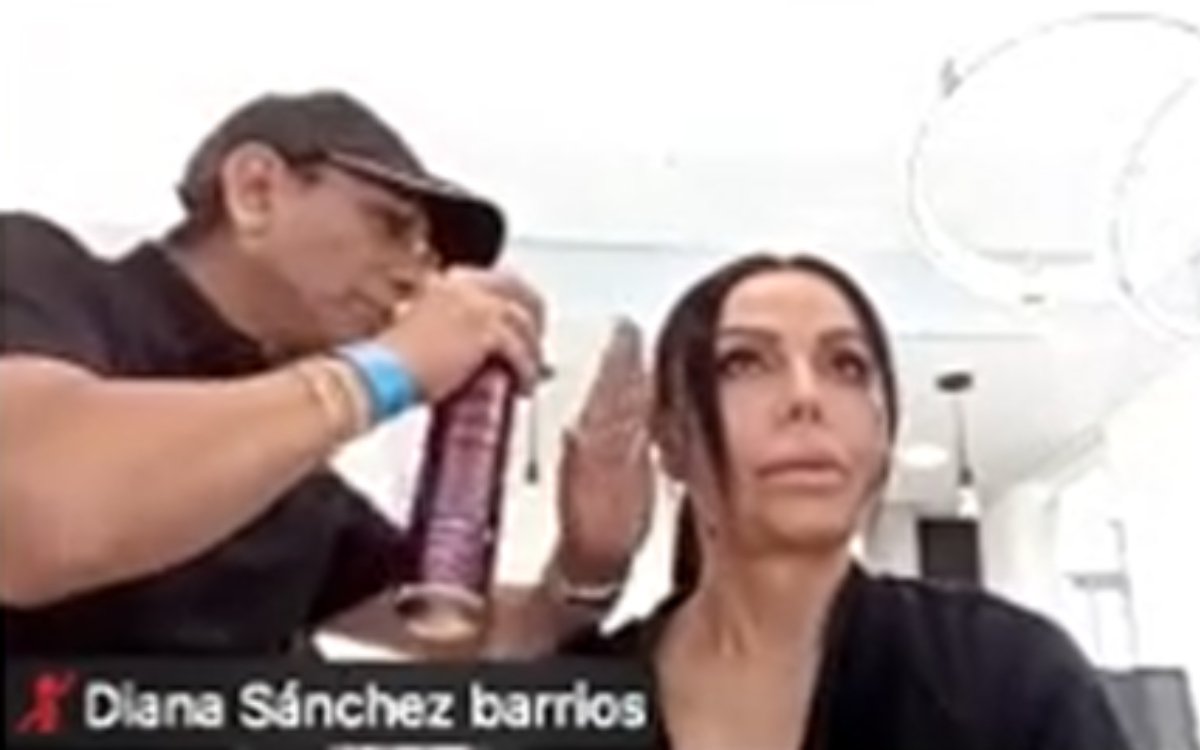 Diputada-CDMX-toma-sesion-mientras-peinan-Video-2-06032026.jpg