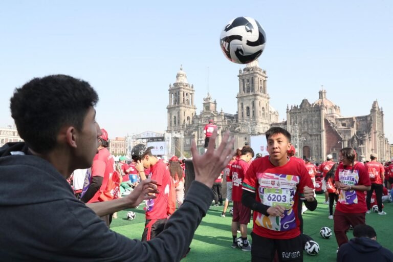 guiness-zocalo-cdmx-clase-futbol-grande-mundo-150326-3.jpg