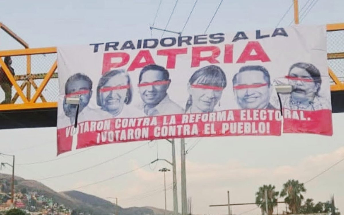 oaxaca-exhiben-lonas-diputadas-diputados-votaron-contra-reforma-electoral-sheinbaum-pardo-partido-tr.jpeg