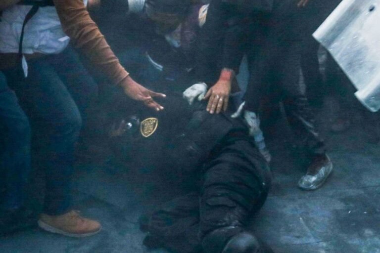 policias-heridos-marcha-2-de-octubre-zocalo-cdmx-031025-2.jpg