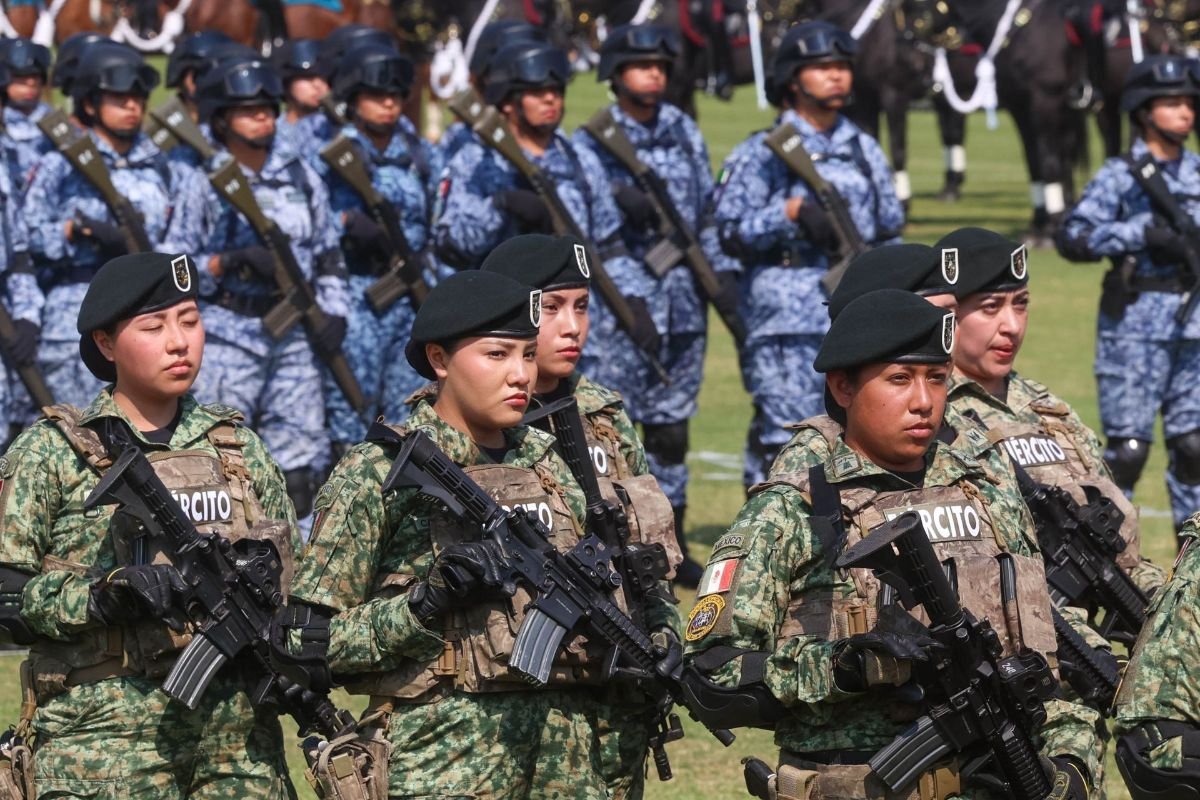 sheinbaun.dia-internacional-mujer-honores-fuerzas-armadas-080326-2.jpg