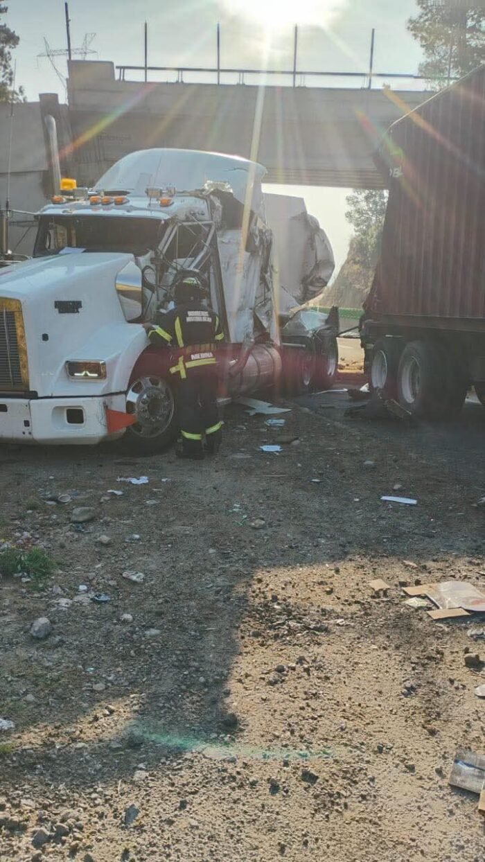 Autopista Toluca–Naucalpan sigue cerrada por derrame