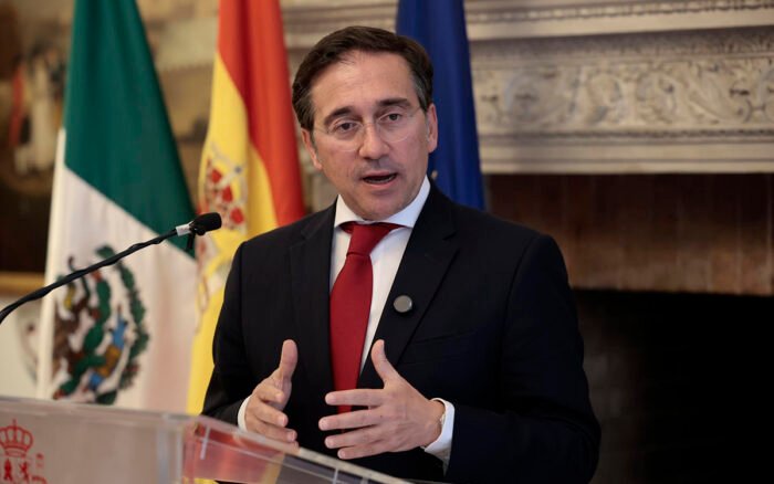 Canciller español entrega a Sheinbaum invitación del rey Felipe VI a cumbre en Madrid