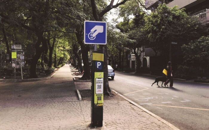 Naucalpan aprueba cobrar con parquímetros estacionamiento en vía pública