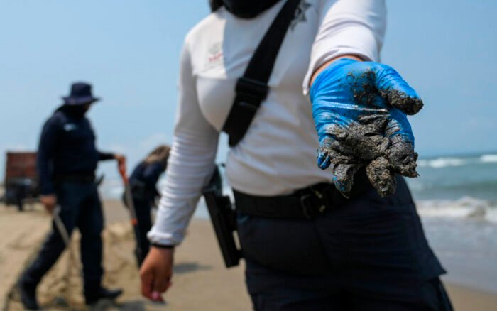 Oceana califica de “insuficiente” gestión de Pemex por derrame de hidrocarburo en México