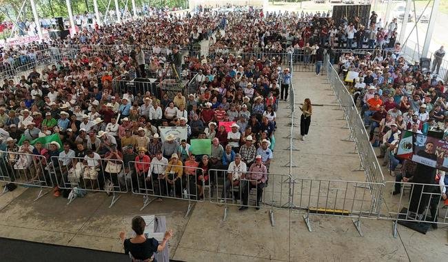 Sheinbaum acude a centro de salud en Hidalgo tras reclamos por falta de médicos y medicinas