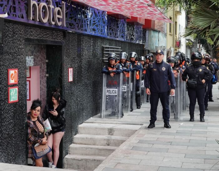 Trabajadoras sexuales protestan durante la inauguración de la ciclovía en Tlalpan