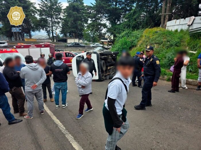 Vuelca combi escolar en Cuajimalpa; 14 estudiantes lesionados