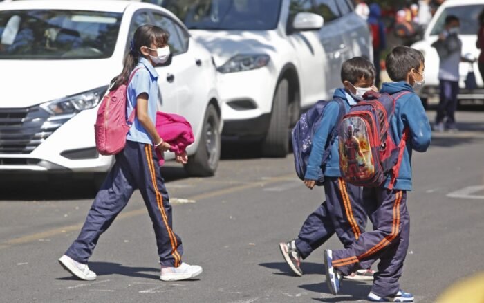 Acusan improvisación de la SEP tras cambio del calendario escolar