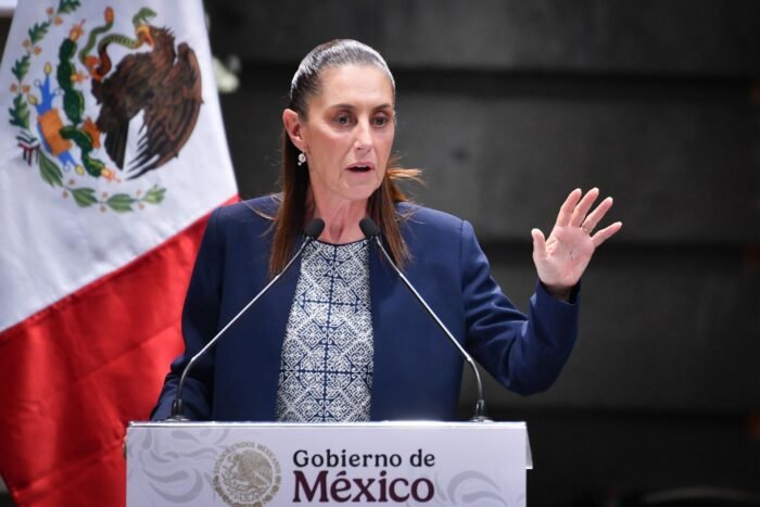 Anuncia Sheinbaum alza salarial del 9% a docentes en medio de protestas por Día del Maestro