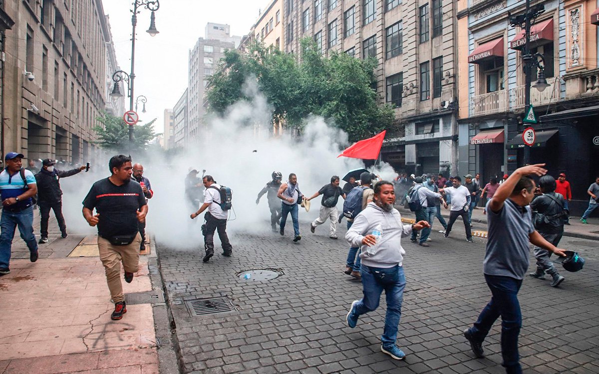 Aristegui en Vivo: Impiden a CNTE instalarse en el Zócalo; Taddei alerta sobre reforma de Sheinbaum; ‘Andy’ buscará diputación (26/05/2026)