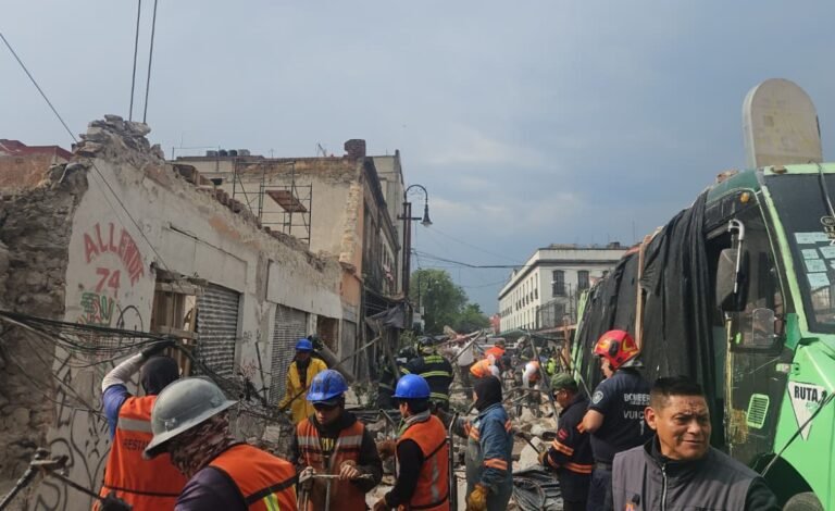 Cae muro sobre autobús de pasajeros en el Centro Histórico; reportan 4 lesionados