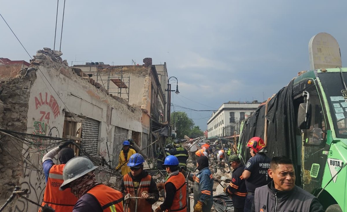 Cae muro sobre autobús de pasajeros en el Centro Histórico; reportan 4 lesionados