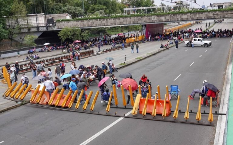 CNTE bloqueó Circuito Interior a la altura de Reforma por dos horas