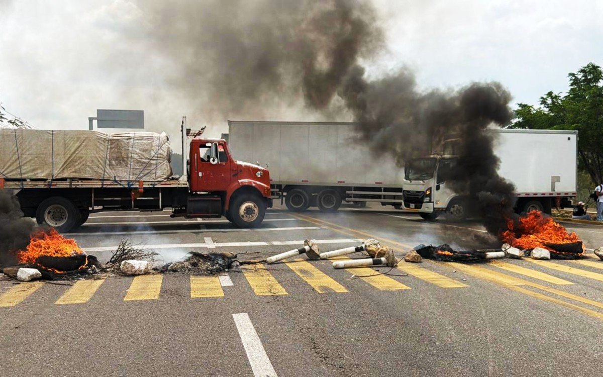 CNTE denuncia agresión armada durante bloqueo en Mitla