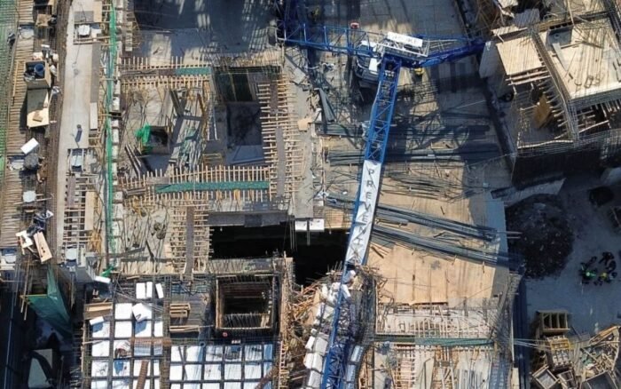 Desplome de grúa en Roma Sur deja cuatro personas heridas; gobierno suspende obras