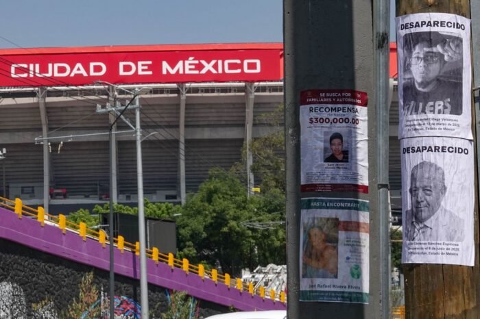Familiares de desaparecidos tapizan con fichas de búsqueda inmediaciones del Estadio Azteca