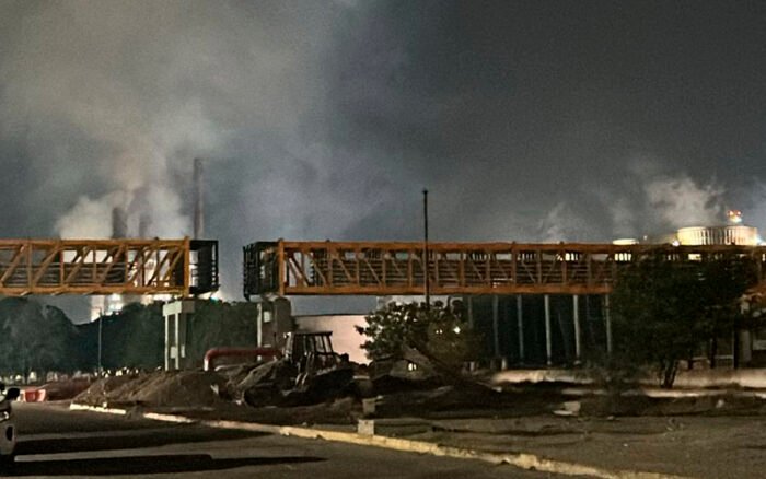 Incendio tras explosión en refinería de Pemex en Salina Cruz deja seis trabajadores lesionados
