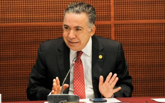 Licencia de Inzunza dura horas; regresa al Senado