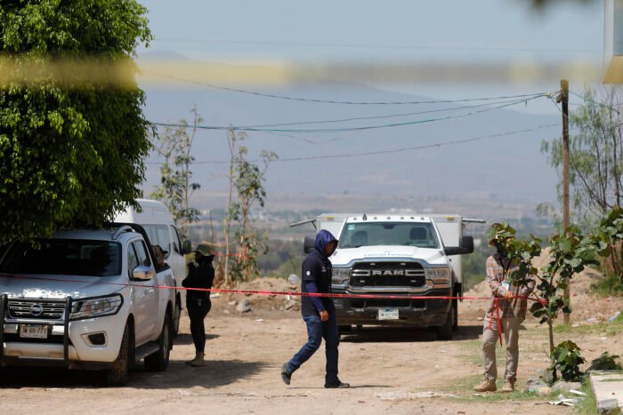 Madres buscadoras hallan 60 bolsas con restos humanos en fosa de Jalisco