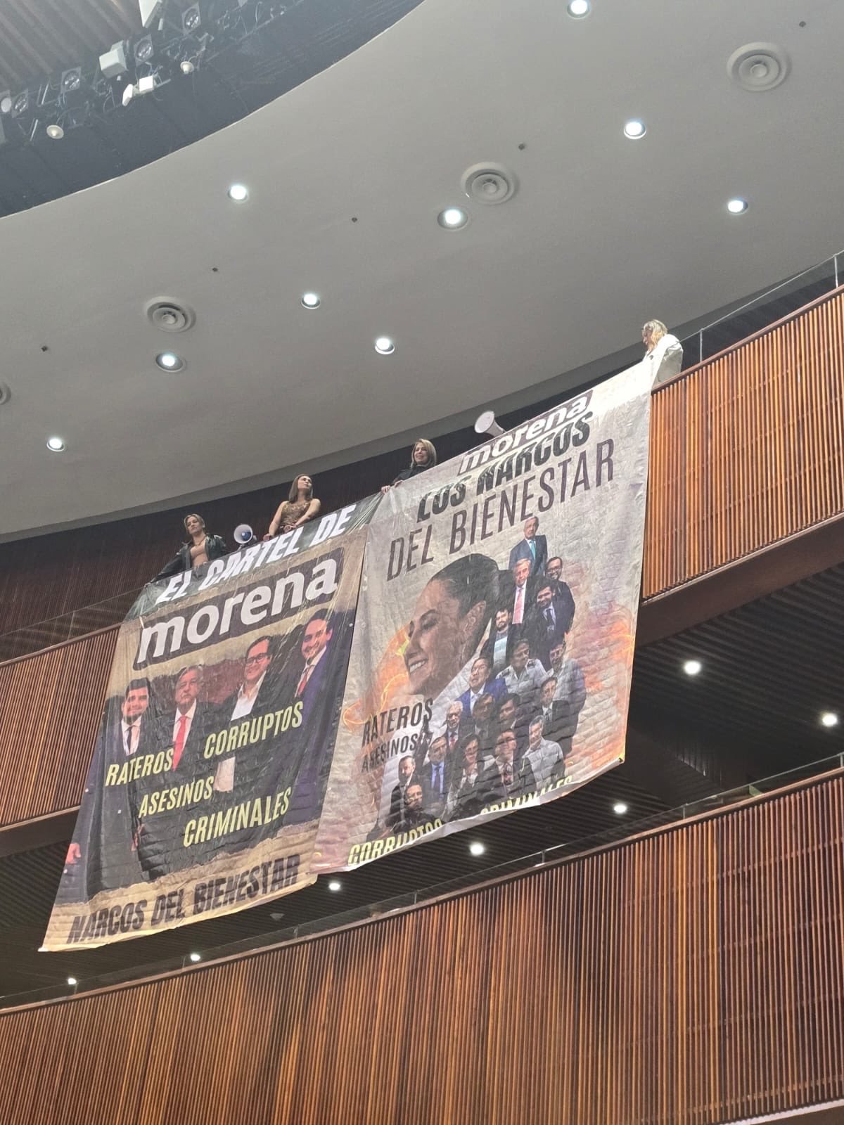 PRI coloca mantas sobre el ‘Cártel de Morena’… no salen en transmisión de Cámara de Diputados