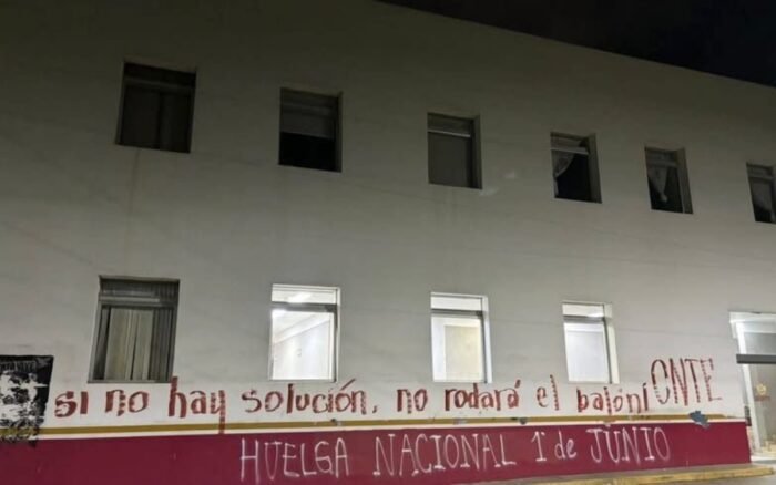 Sección 22 de la CNTE se deslinda de pintas a sede de Morena en Oaxaca