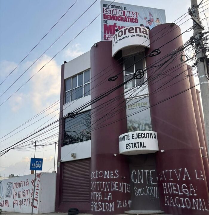 Vandalizan sede de Morena en Oaxaca con mensajes en apoyo a la CNE