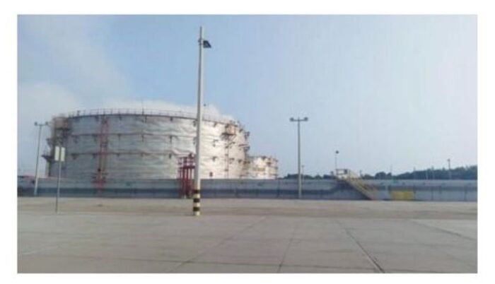 Videos captan fuertes flamas sobre refinería Dos Bocas; situación fue controlada, reporta Pemex