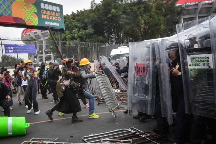 19 detenidos y 11 policías heridos deja inauguración del Mundial en CDMX