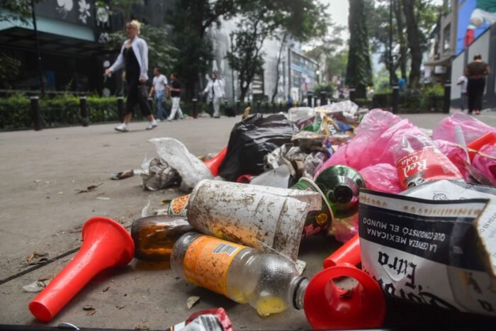 40 toneladas de basura dejó la celebración en el Zócalo y el Ángel por el triunfo de México