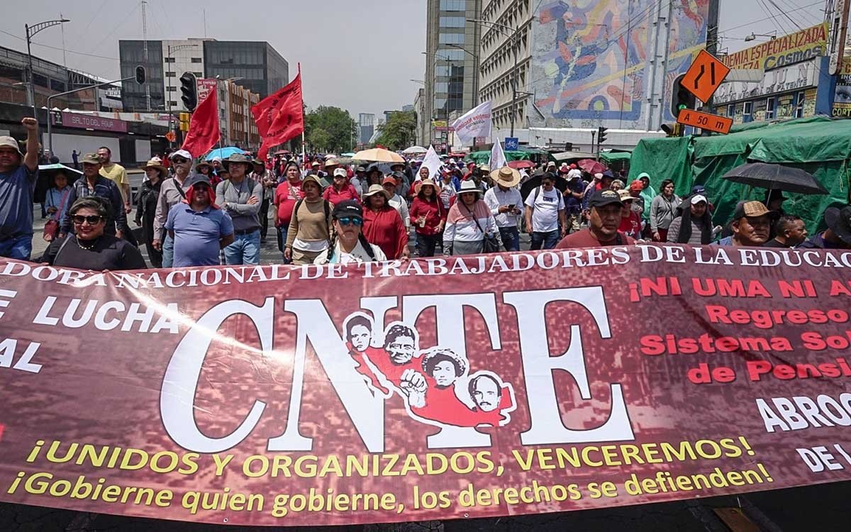 Aristegui en Vivo | ICE arresta a militar buscado por Ayotzinapa; CNTE mantiene movilizaciones; explosión de gas en Puebla (05/06/2026)
