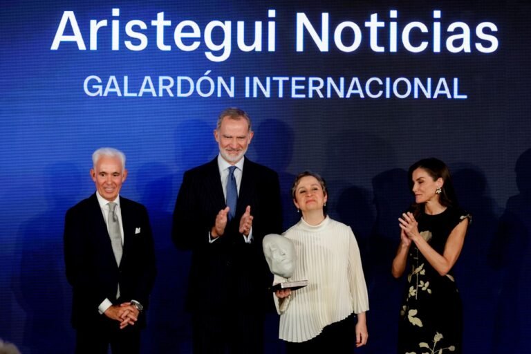 Aristegui Noticias recibe premio de El Confidencial por Televisa Leaks