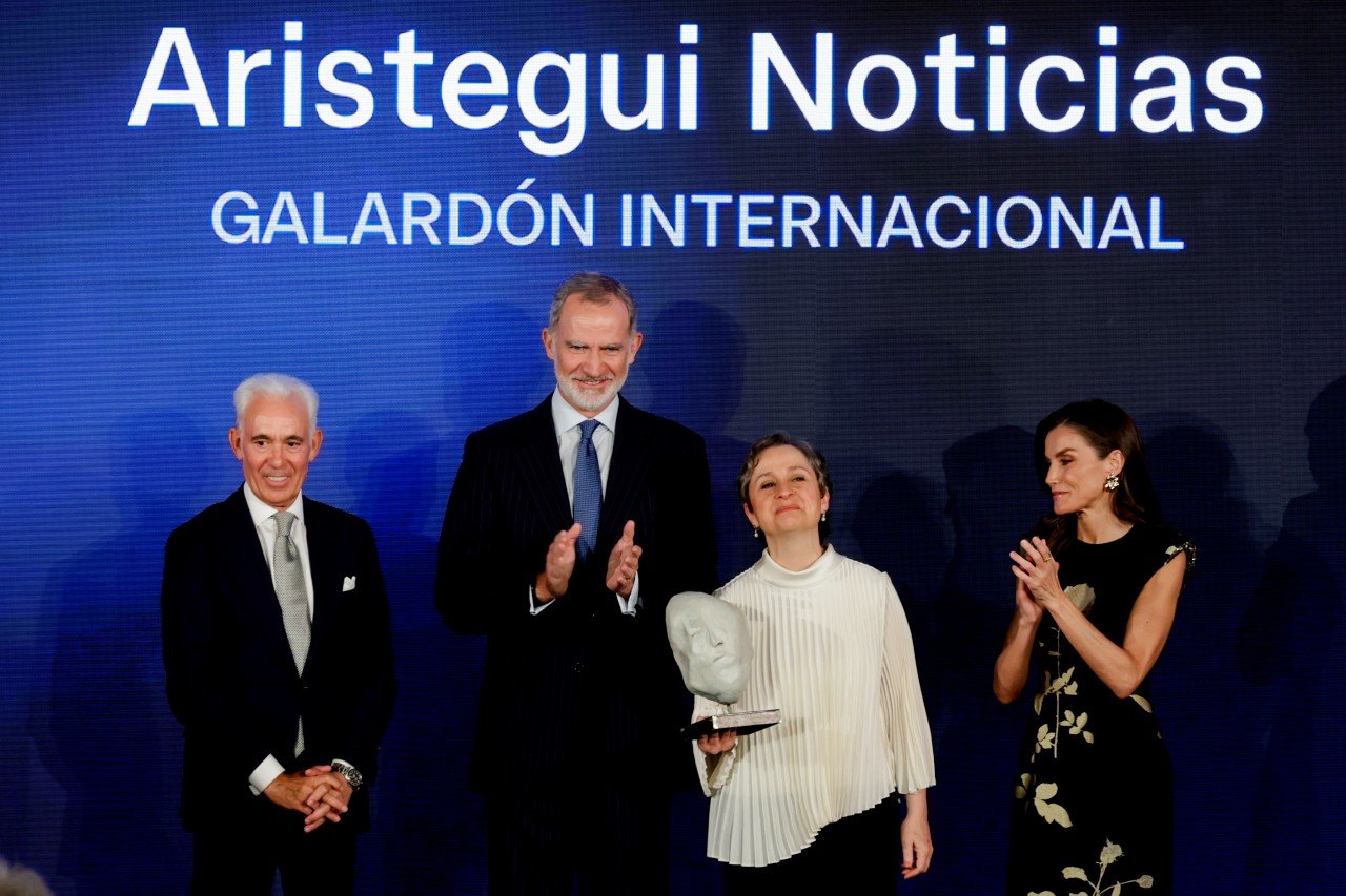 Aristegui Noticias recibe premio de El Confidencial por Televisa Leaks