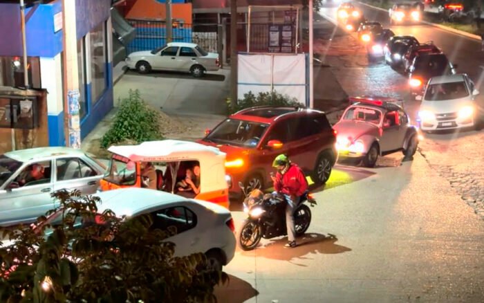 Automovilistas abarrotan gasolinerías de Oaxaca tras toma de planta de Pemex por la CNTE