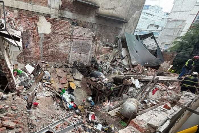 CDMX | Colapsa vivienda en la Cuauhtémoc; un hombre muere y mujer está herida