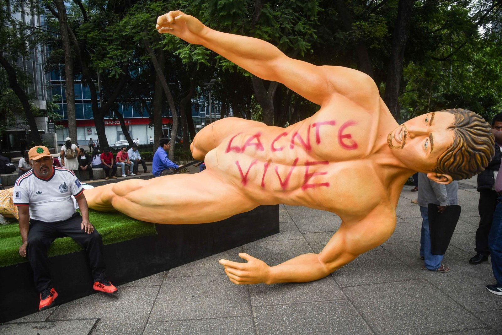 CNTE bloquea Reforma, Circuito y vandaliza estatuas del Mundial