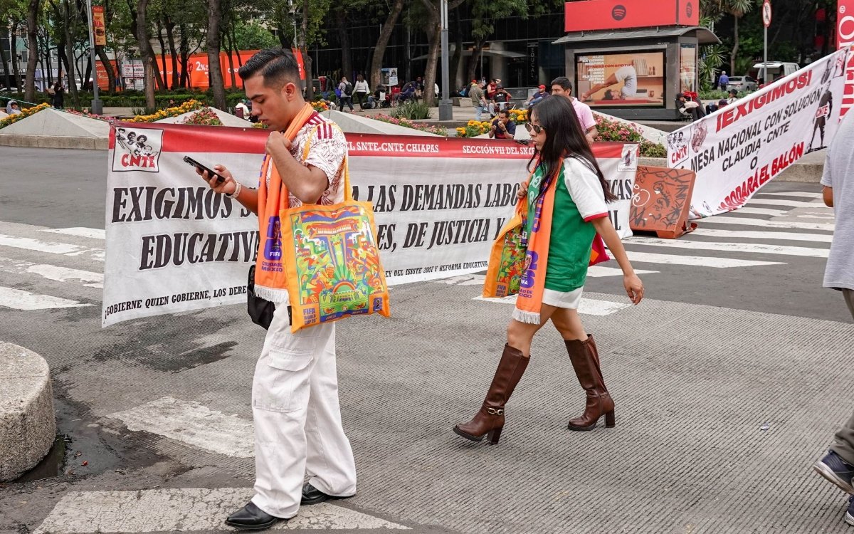 CNTE bloquea Reforma con tres células de maestros y amenaza con plantarse en esa avenida