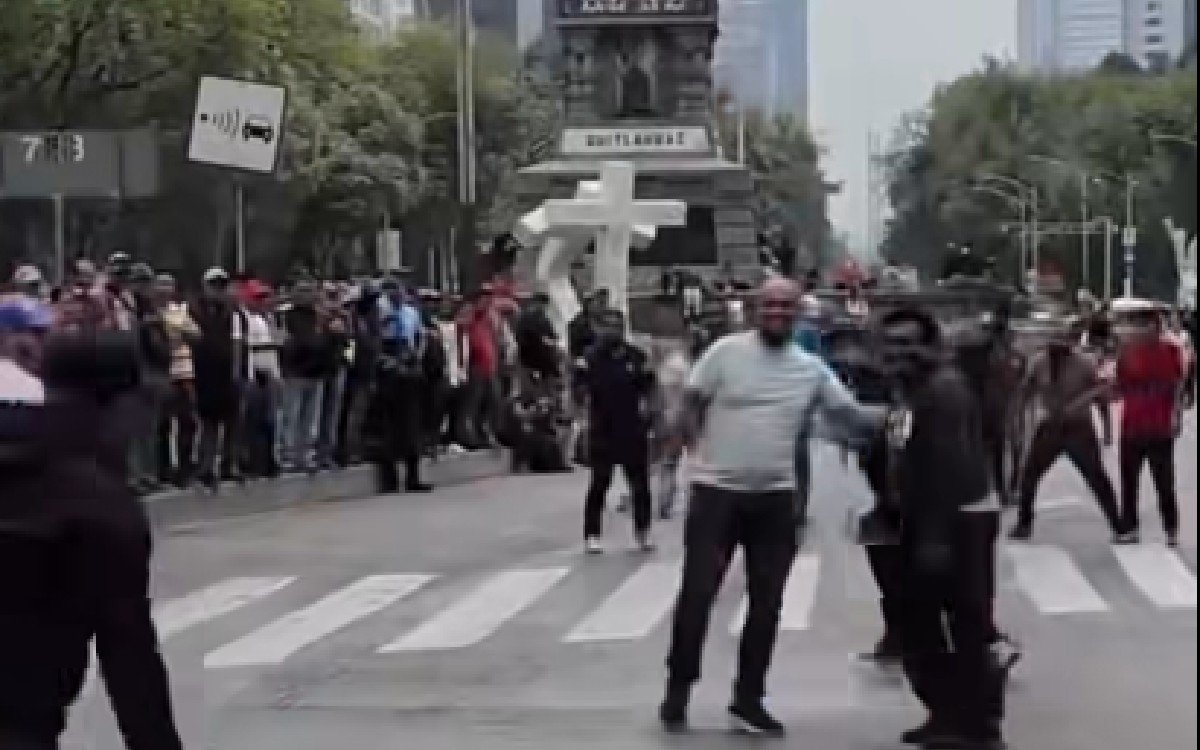 CNTE bloquea Reforma e Insurgentes; se ponen a jugar futbol