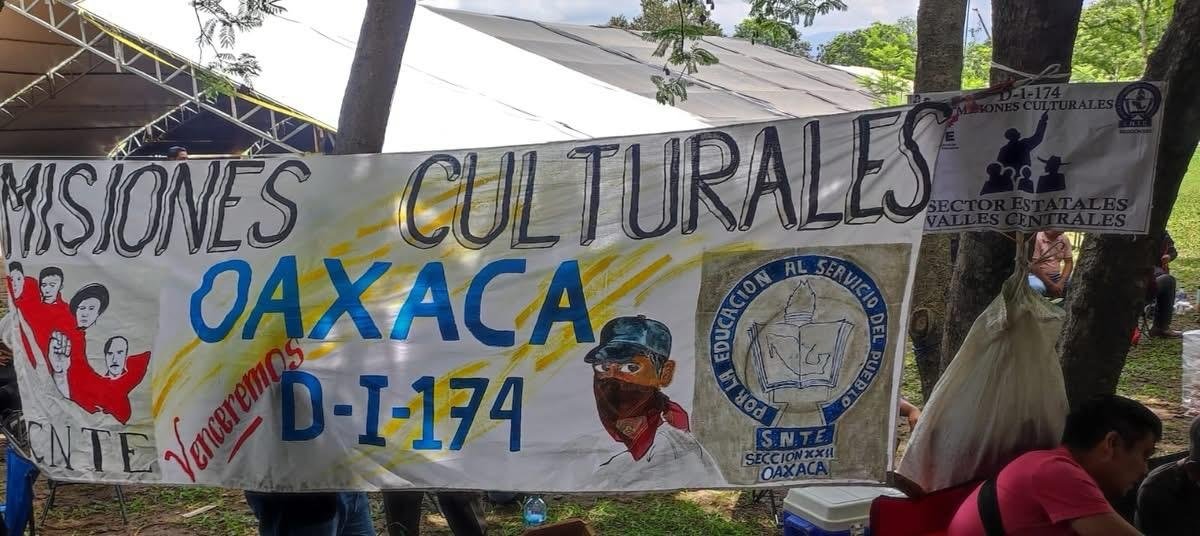 CNTE bloquea terminal de Pemex en Oaxaca, libera casetas y marcha al aeropuerto