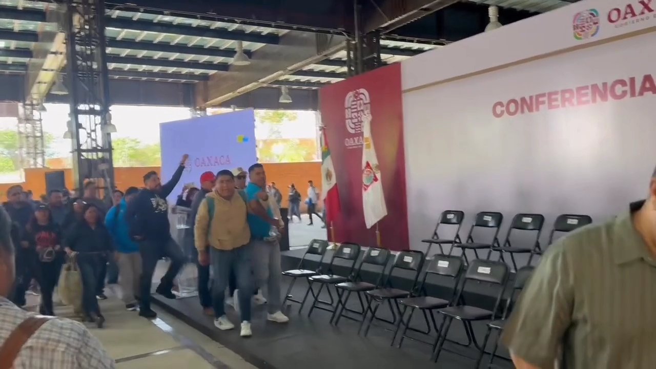 CNTE exige pago a maestros de 800 mdp y revienta conferencia del gobernador de Oaxaca, Salomón Jara